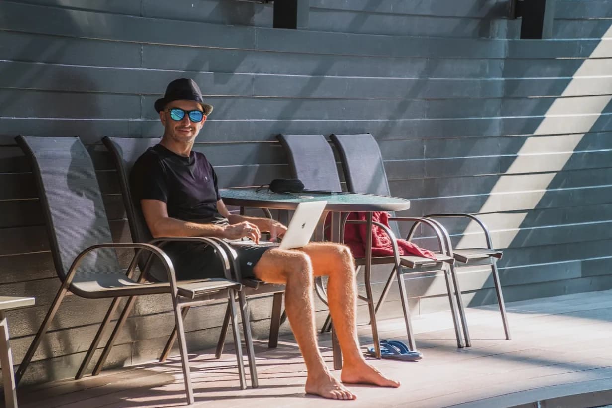 Grasz i zwiedzasz – jak połączyć podróże z zarabianiem online?