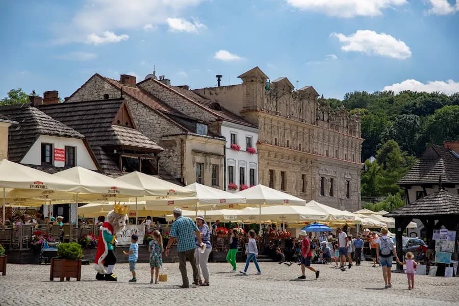 Gdzie dokładnie leży Kazimierz Dolny? Poznaj jego położenie i atrakcje