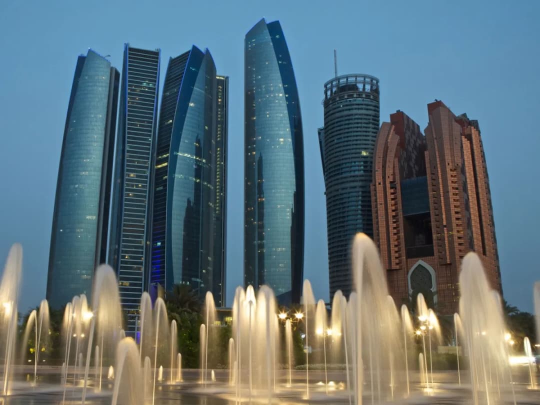 Gdzie dokładnie leży Abu Zabi? Poznaj jego położenie i sąsiednie kraje