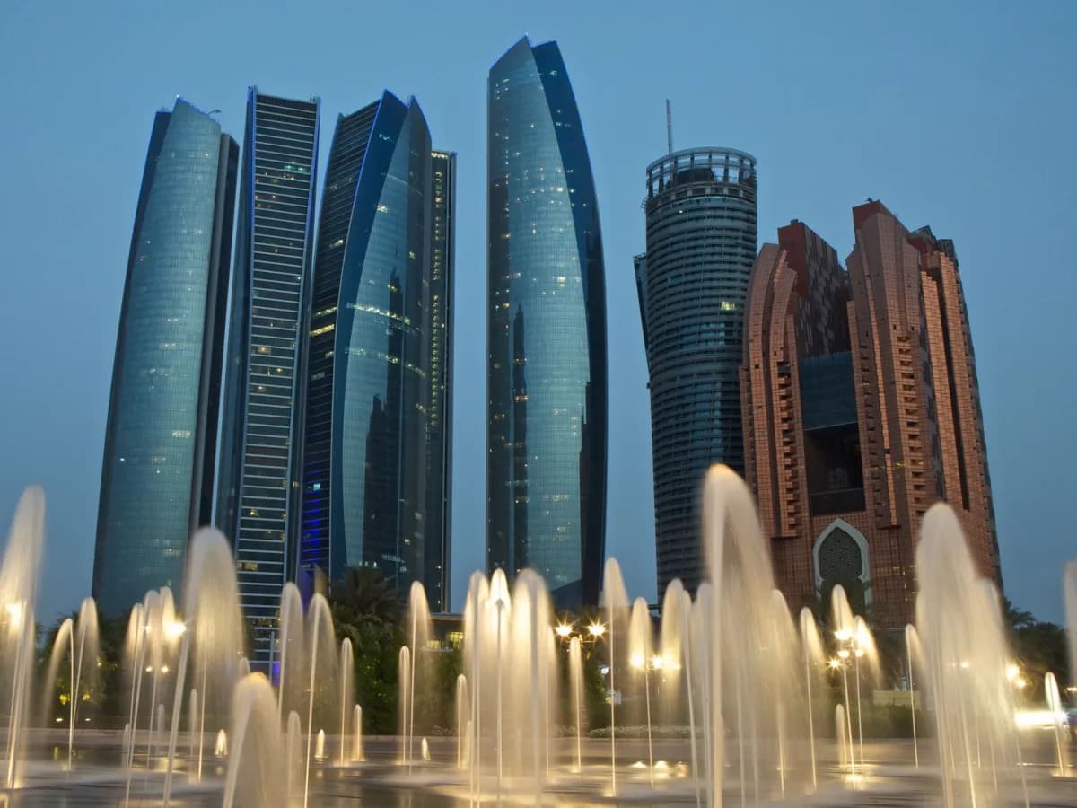 Gdzie dokładnie leży Abu Zabi? Poznaj jego położenie i sąsiednie kraje