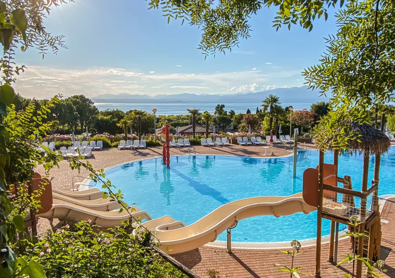 Kempingi i pola namiotowe nad jeziorem Garda we Włoszech - najlepsze miejsca na wakacje 2023