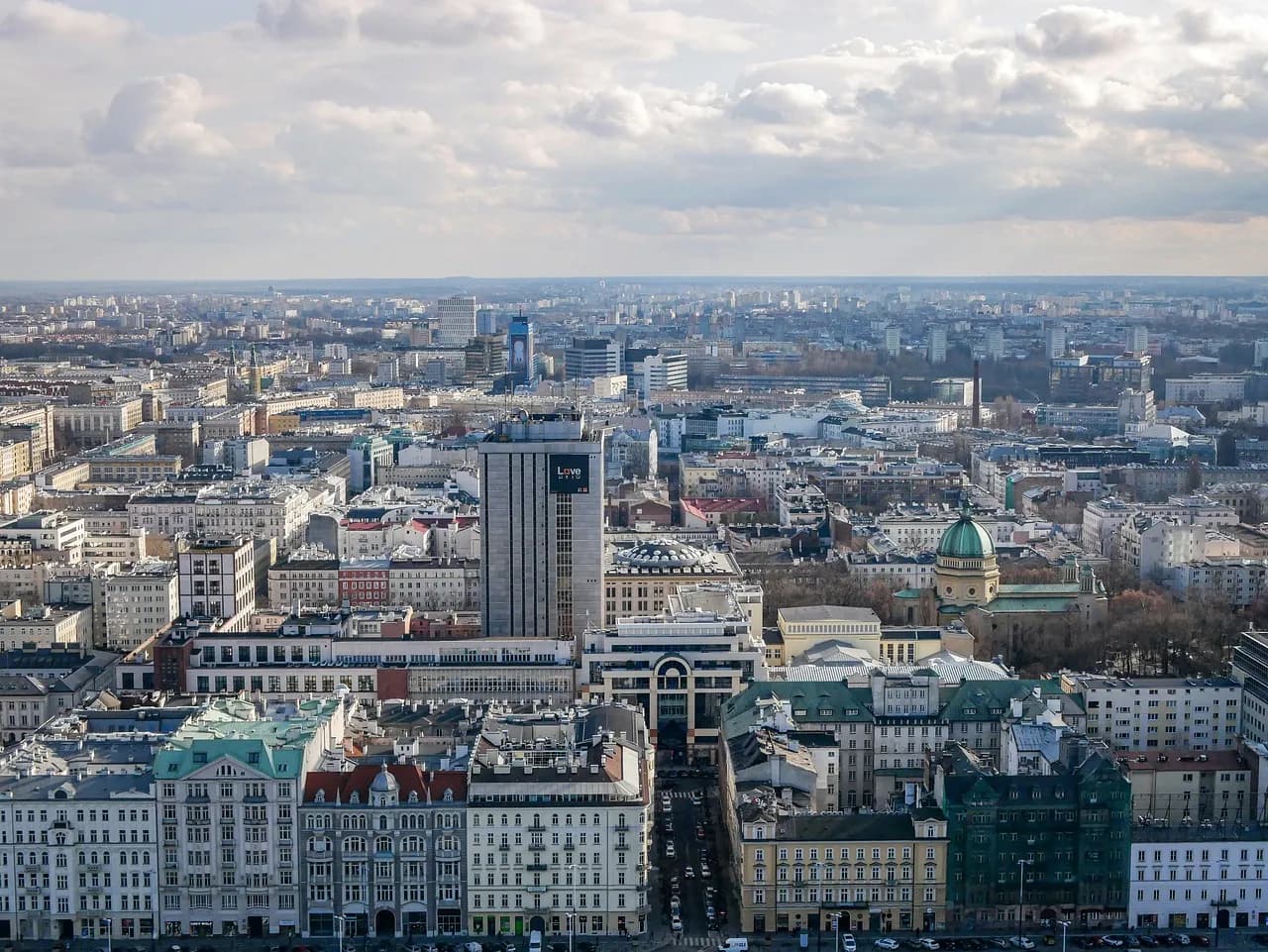 Czy Warszawa jest bezpieczna? Fakty, porady i bezpieczne dzielnice dla turystów i mieszkańców