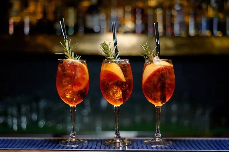 Jak pić aperol? Z czym łączyć ten włoski likier, by mieć idealny smak?