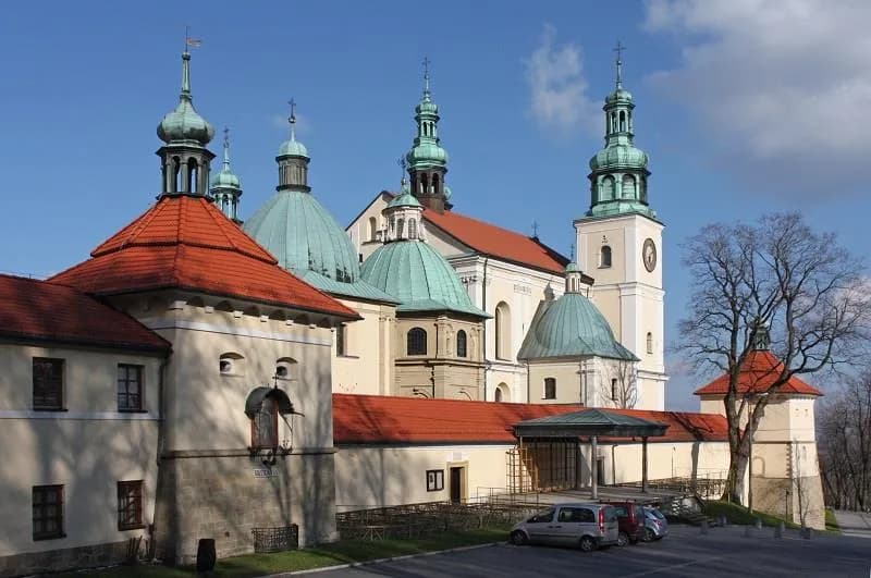 Gdzie leży Kalwaria Zebrzydowska? Odkryj jej lokalizację i atrakcje