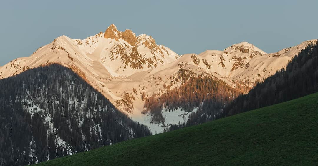 Wycieczka pociągiem panoramicznym po szwajcarskich Alpach - niezapomniane przeżycie!