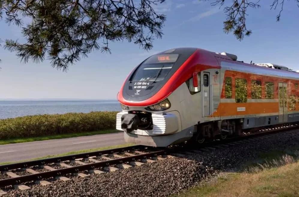 Do jakich miast nad morzem można dojechać pociągiem i jak to zrobić?