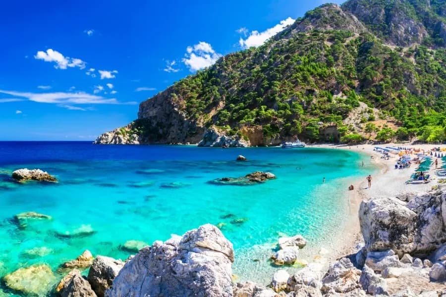 Jakie morza są w Grecji? Poznaj ich piękno i atrakcje turystyczne